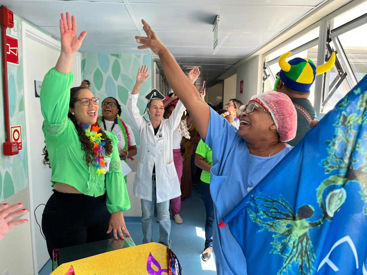 Música e cuidado transformam rotina de pacientes durante Carnaval no Hospital Costa dos Coqueiros