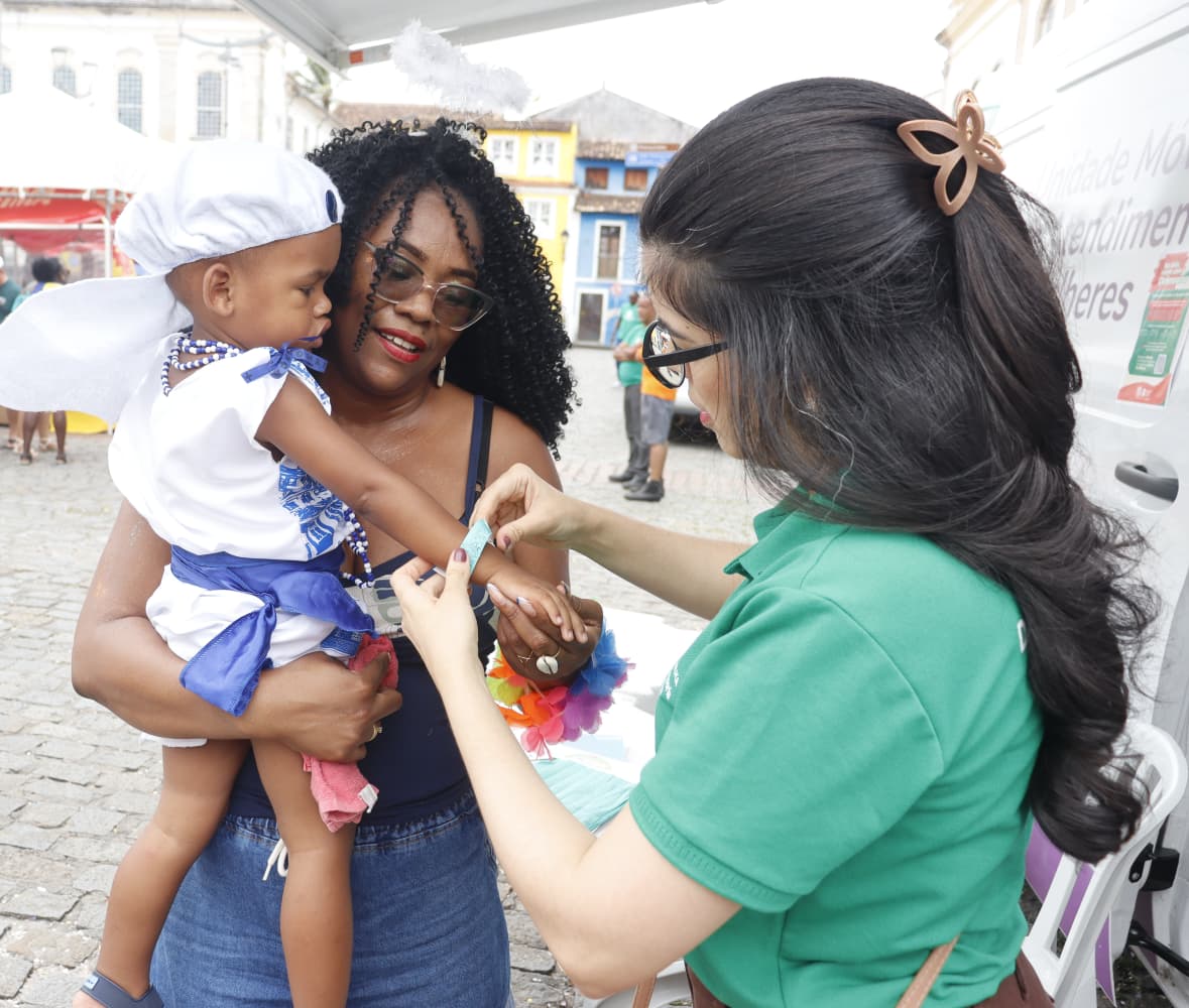 Defensoria distribui mais de 10 mil pulseiras para proteger crianças no Carnaval