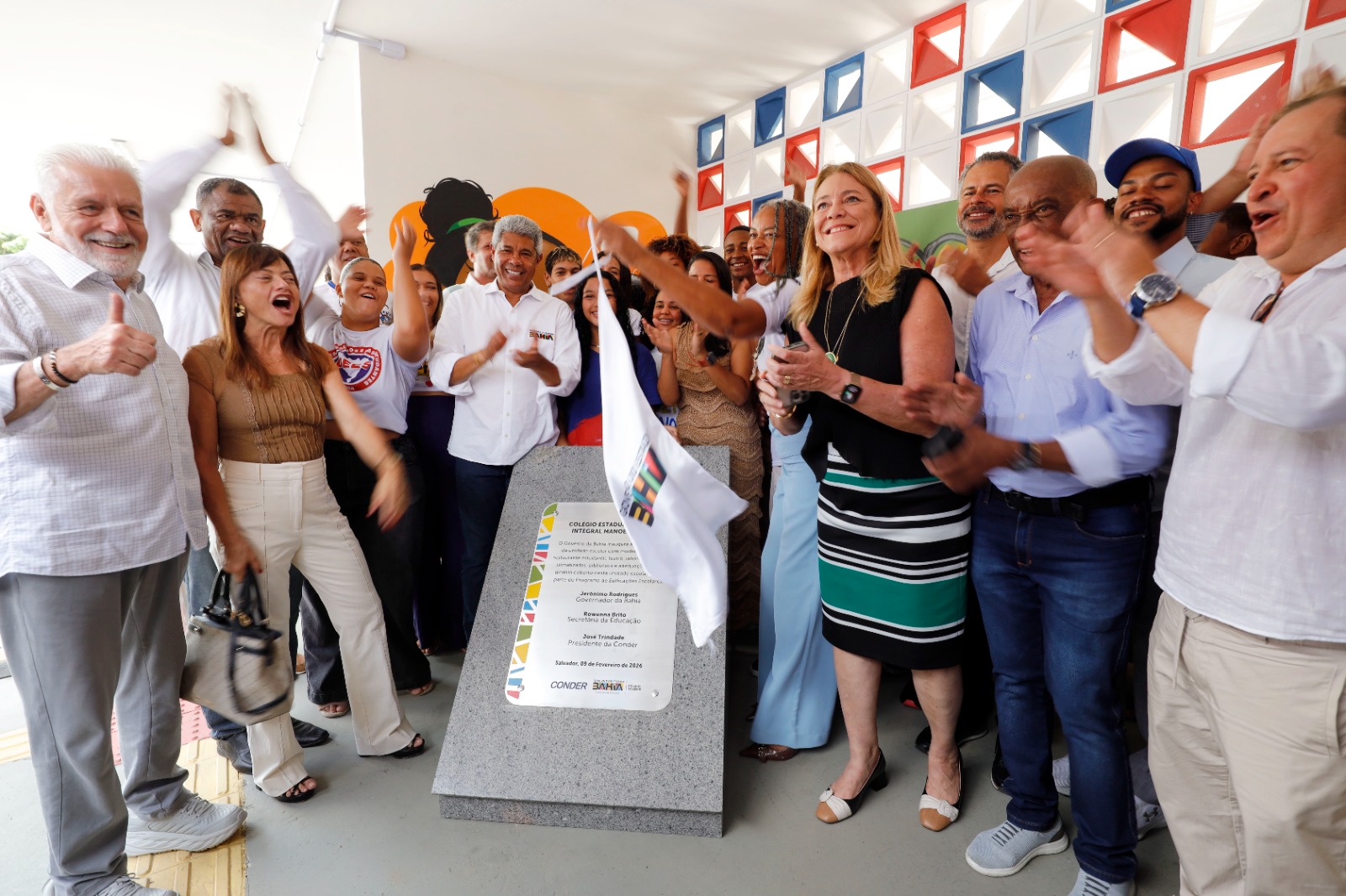 Jerônimo abre ano letivo da rede estadual com inauguração de colégio requalificado em Salvador