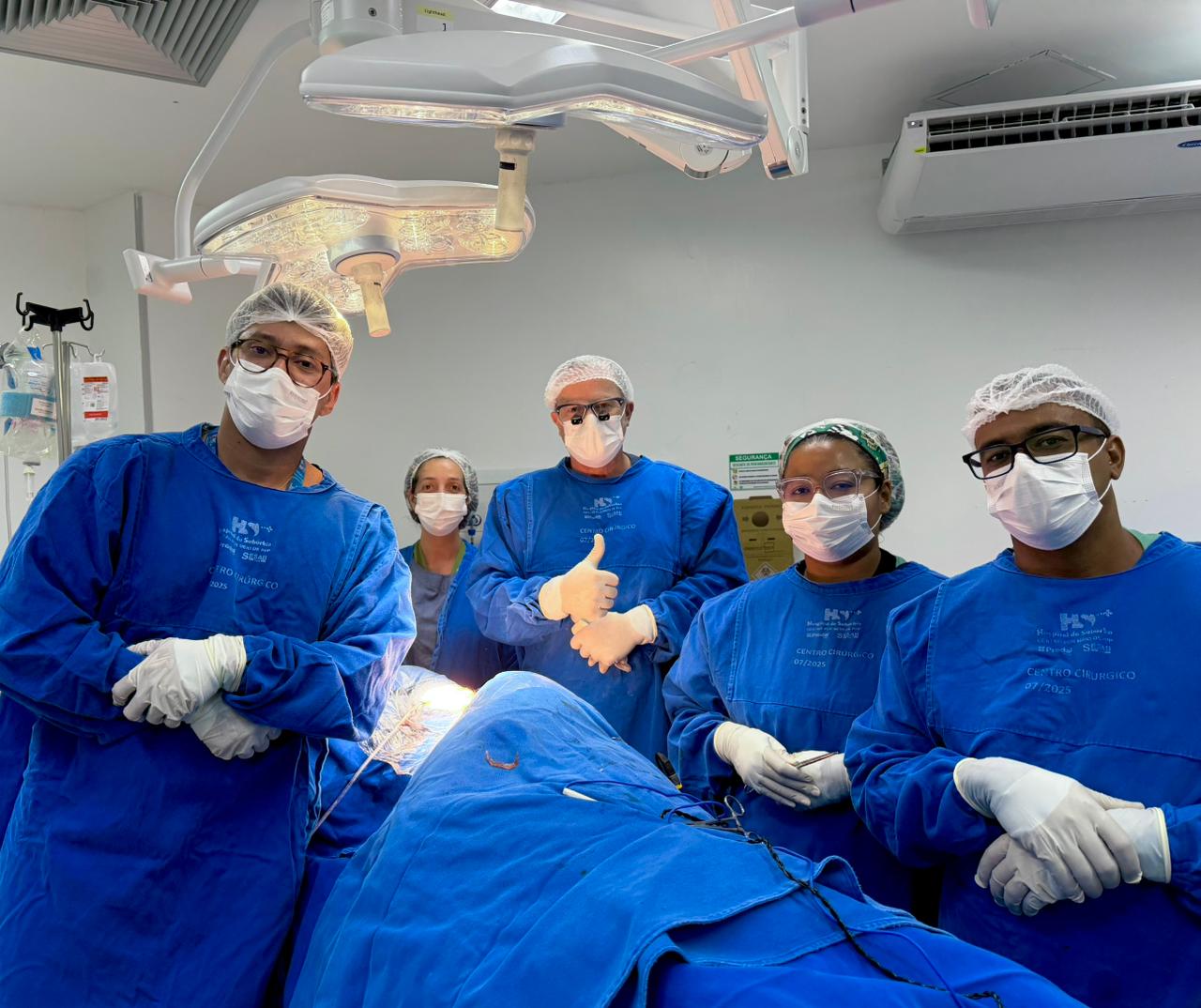 Hospital do Subúrbio realiza cirurgia de escoliose com técnica inédita no Brasil