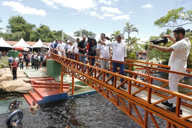 Jerônimo entrega pavimentação e viatura em Paramirim