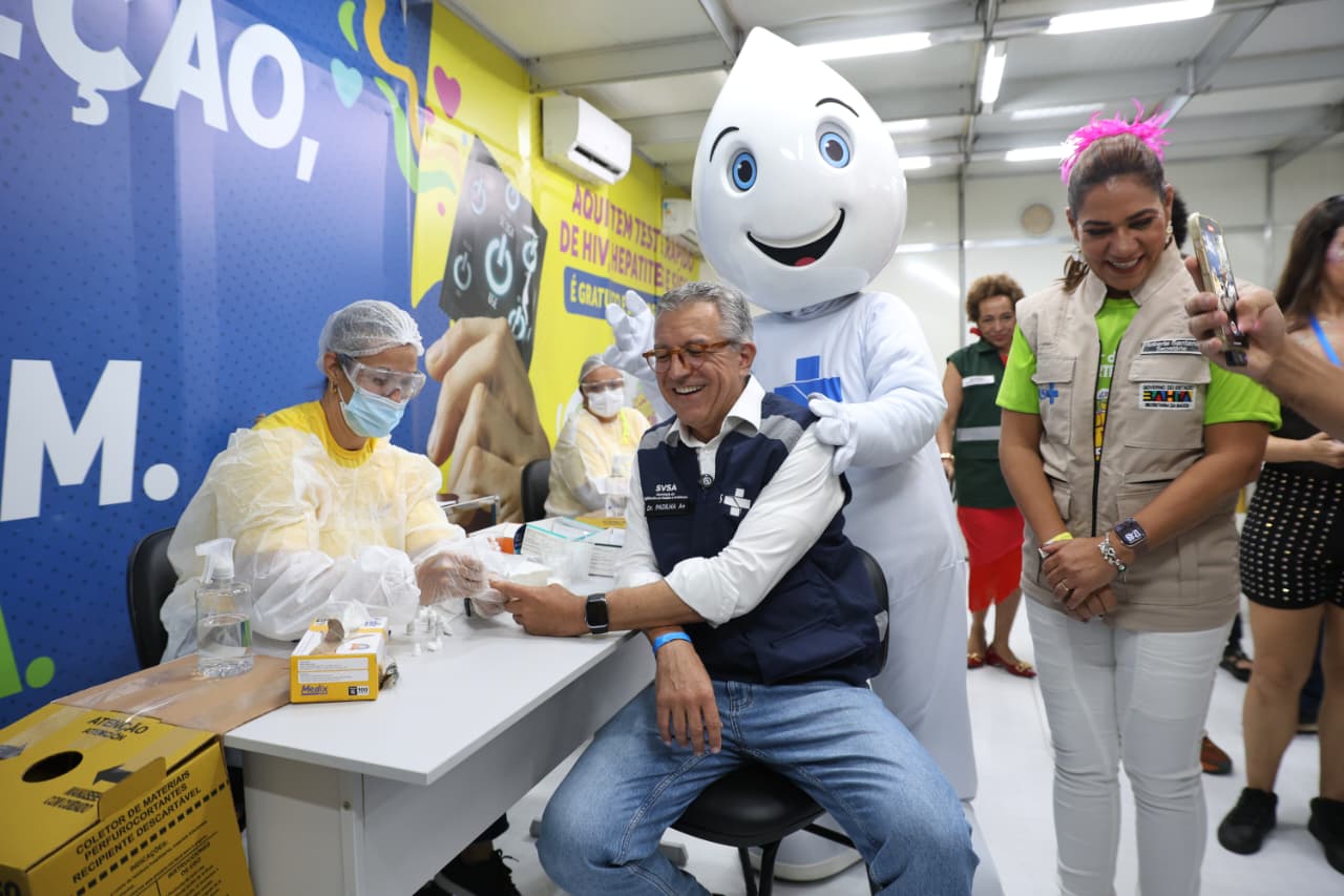 Ministro da Saúde visita posto de testagem da Sesab no Carnaval de Salvador