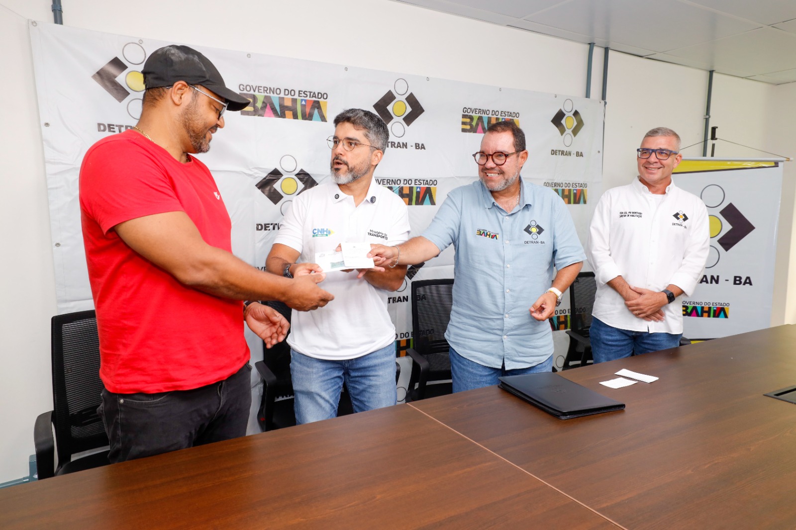 Detran-BA entrega primeira CNH do Brasil
