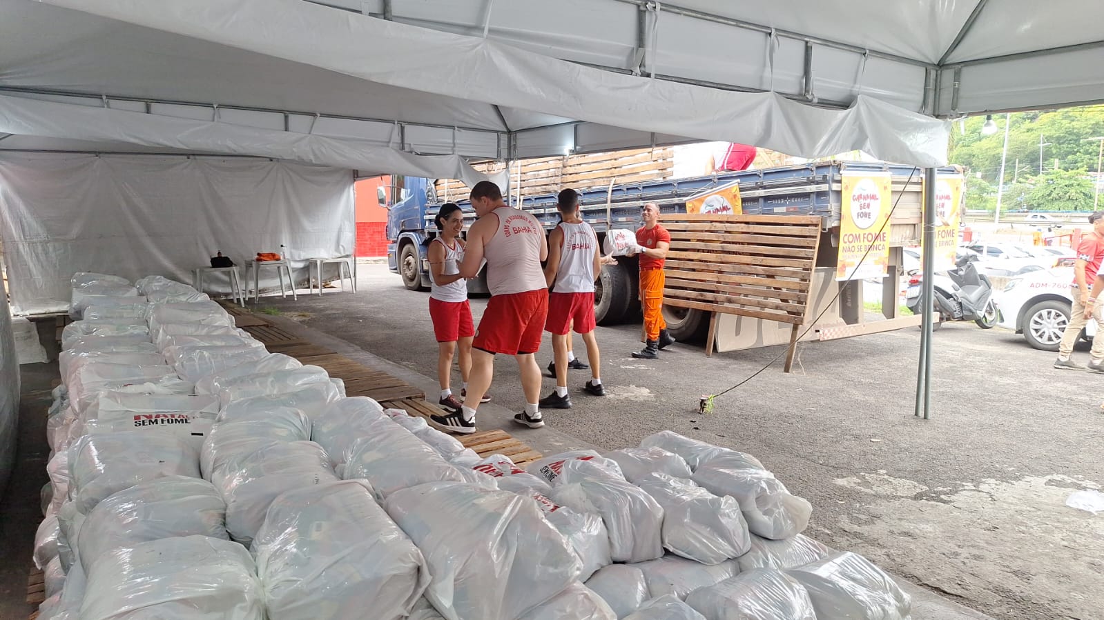 Campanha Carnaval sem Fome já arrecadou mais de 35 toneladas de alimentos em Salvador