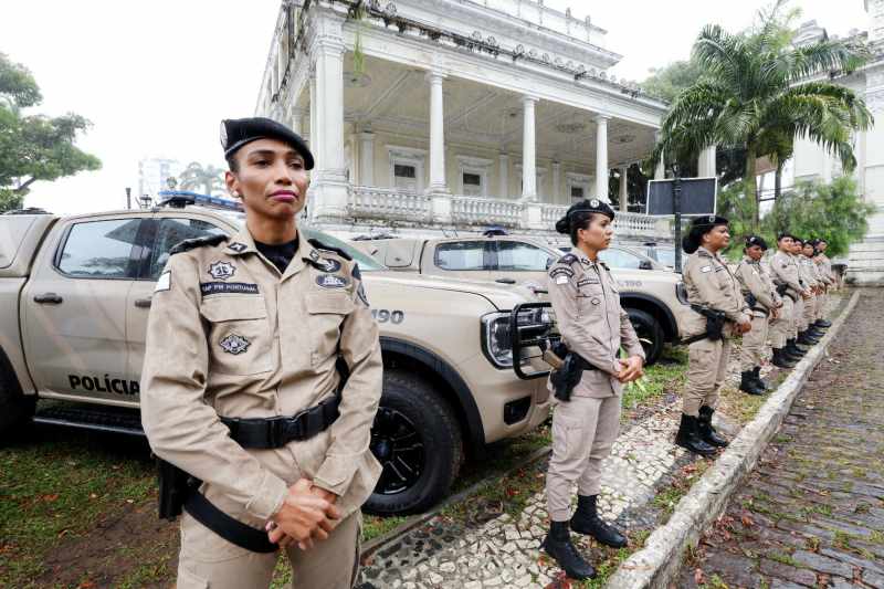Jerônimo entrega viaturas para a Ronda Maria da Penha no Norte do estado