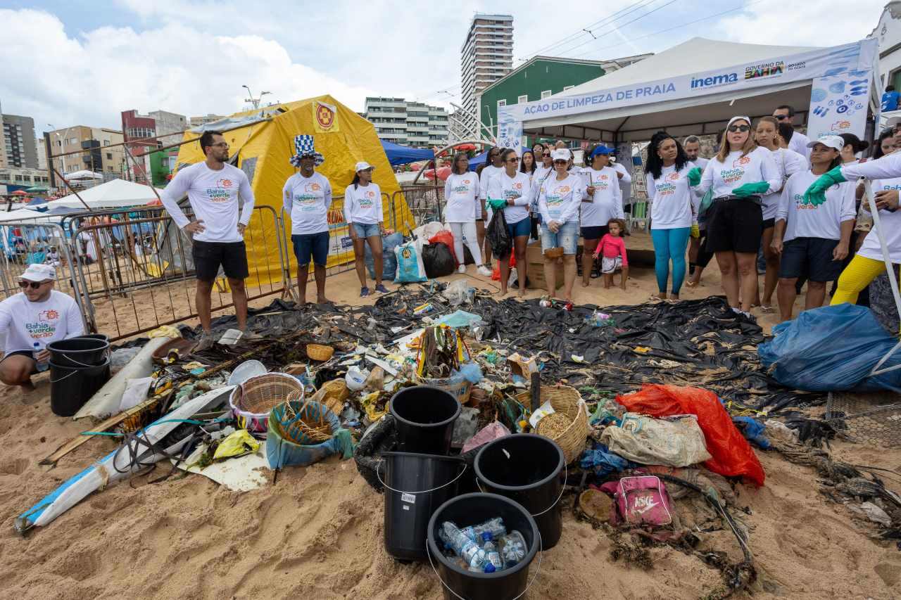 Sema e Inema retiram cerca de 250 kg de resíduos da praia do Rio Vermelho