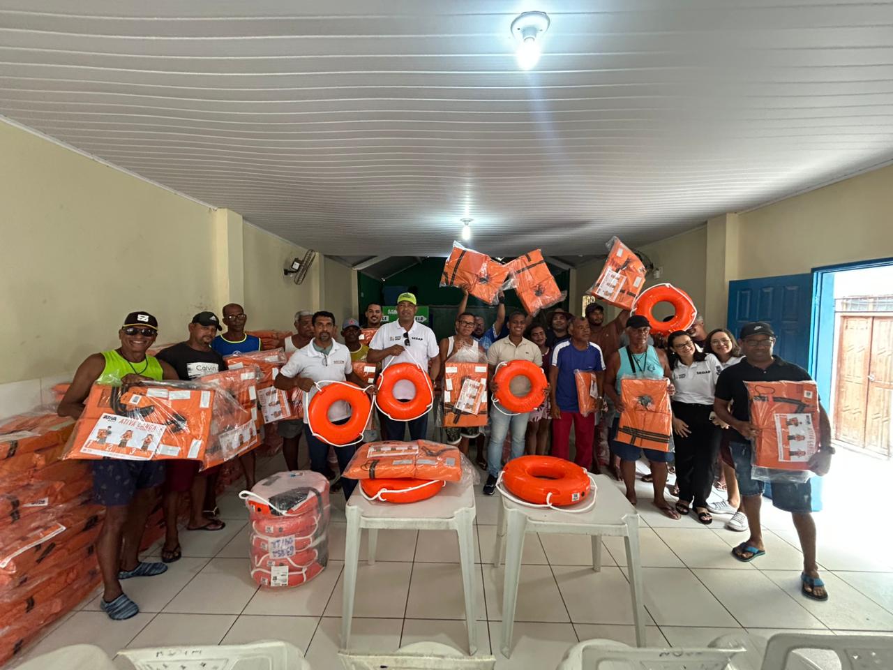 Prefeitura de Camaçari entrega 320 coletes salva-vidas para o 2 de Fevereiro
