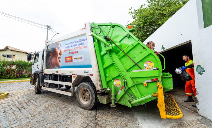 Prefeitura de Camaçari garante limpeza na sede e orla com mais de 350 toneladas coletadas diariamente