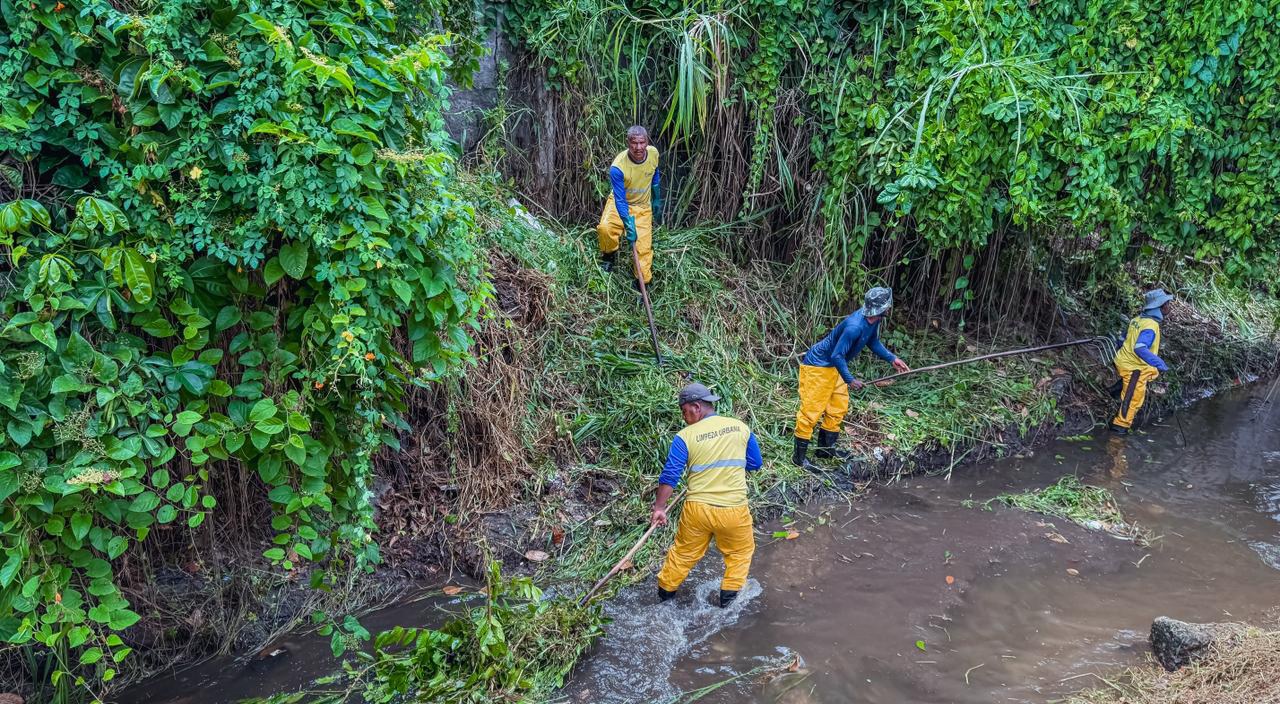 Prefeitura de Lauro intensifica limpeza do canal do Rio Ipitanga