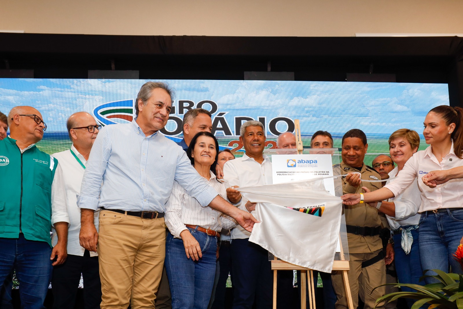 Jerônimo participa de feira agro em Correntina e reforça segurança e infraestrutura viária no distrito de Rosário