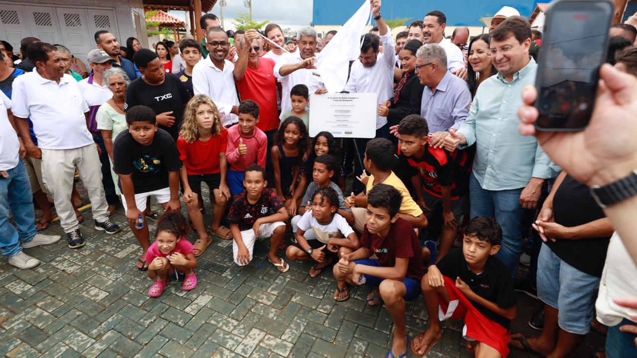 Governo do Estado entrega nova delegacia e praça em Itarantim