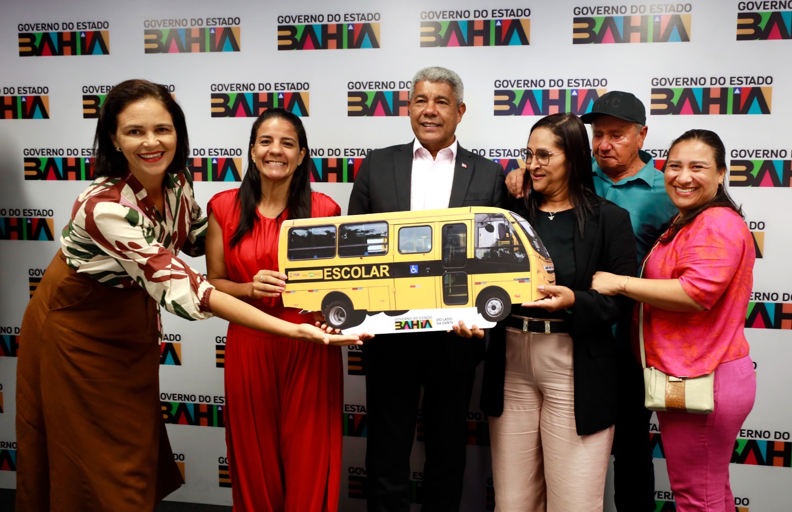 Governador entrega ônibus escolar para Palmeiras e discute investimentos para o município