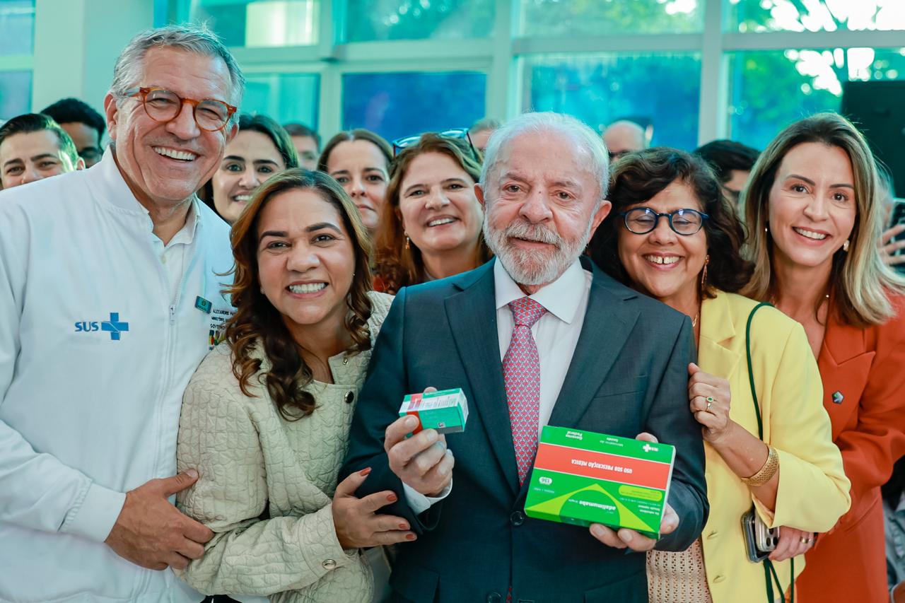 Roberta Santana acompanha visita de Lula e Padilha a fábrica de medicamentos oncológicos