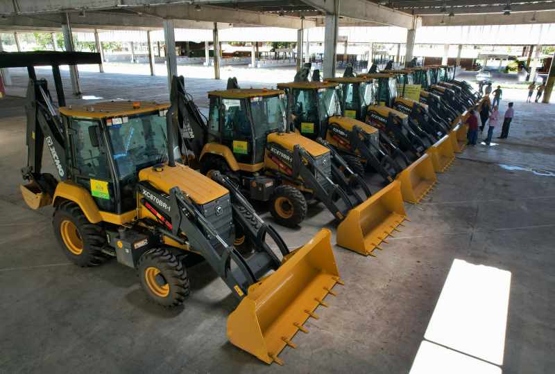 Jerônimo entrega retroescavadeiras a nove municípios baianos