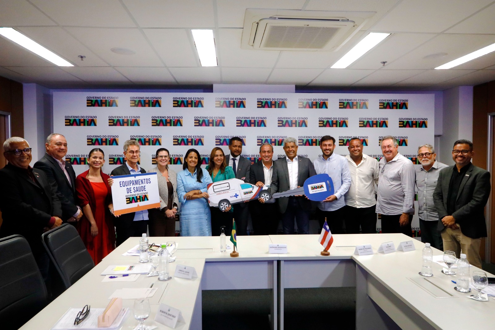 Jerônimo entrega equipamentos e ambulância para Cabaceiras do Paraguaçu