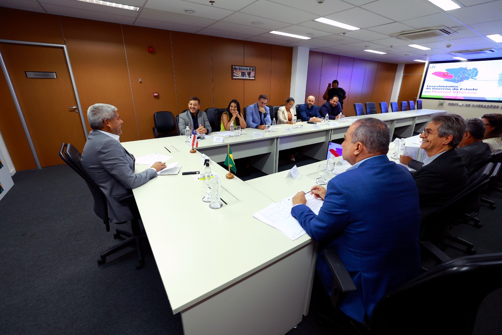 Jerônimo e prefeito de Manoel Vitorino discutem investimentos para o município