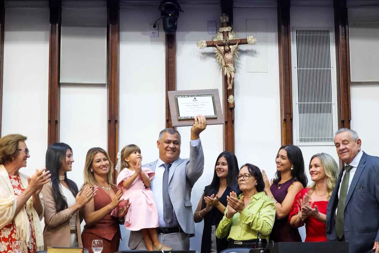 ALBA concede título de Cidadão Baiano ao diretor-presidente da CAR, Jeandro Ribeiro