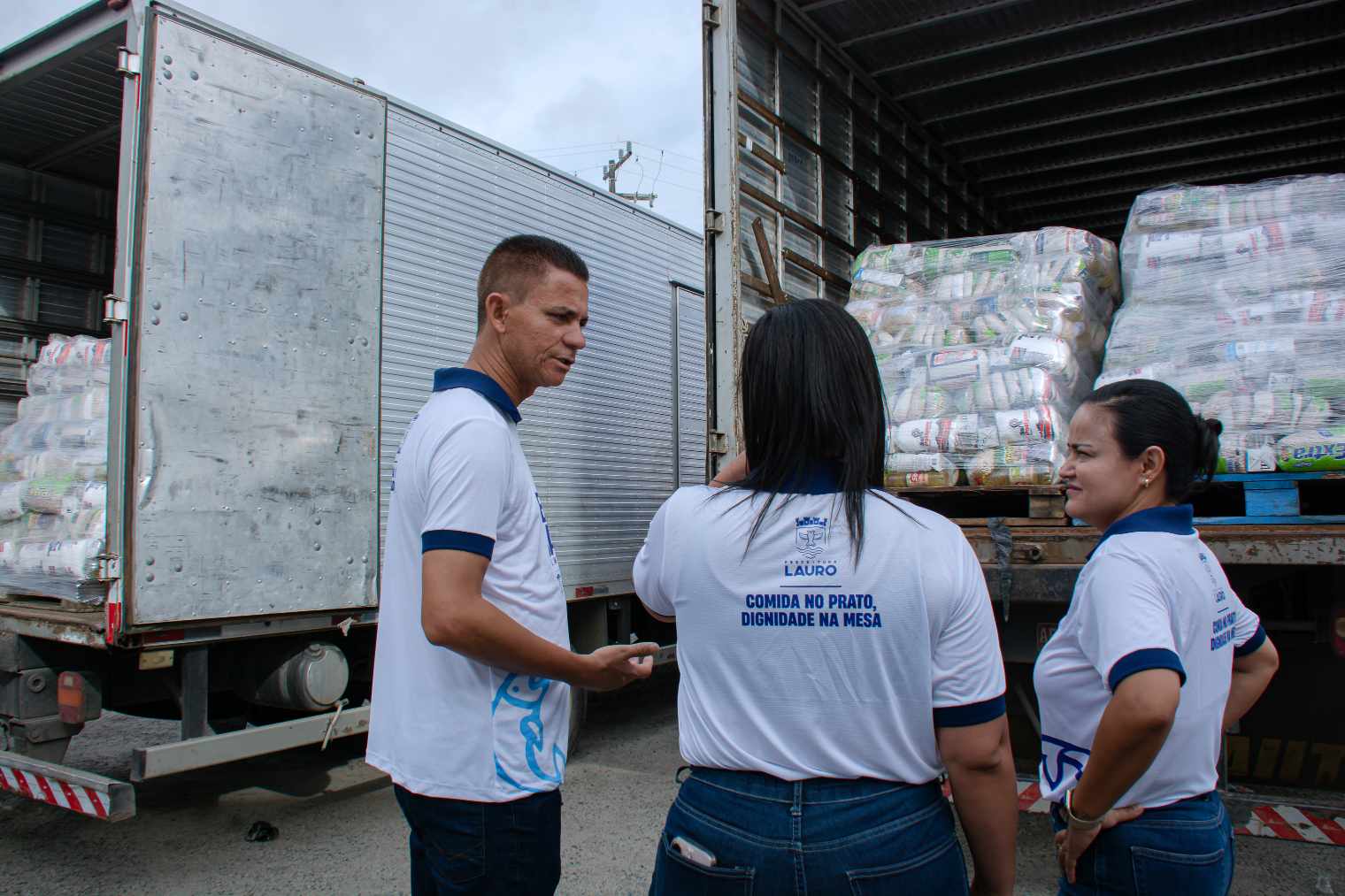 Lauro: Débora Regis acompanha liberação dos caminhões da Cesta Santa