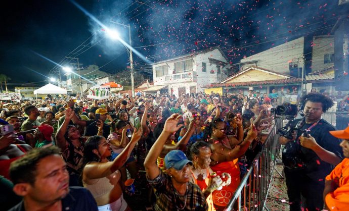 Baile dos Coroas encerra Festival de Arembepe 2026 com romantismo e clima nostálgico