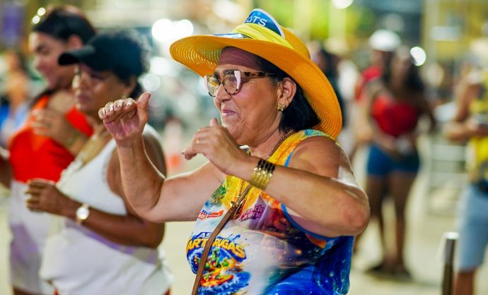 Palco Raízes e Ritmos agita o público na terceira noite do Festival de Arembepe 2026