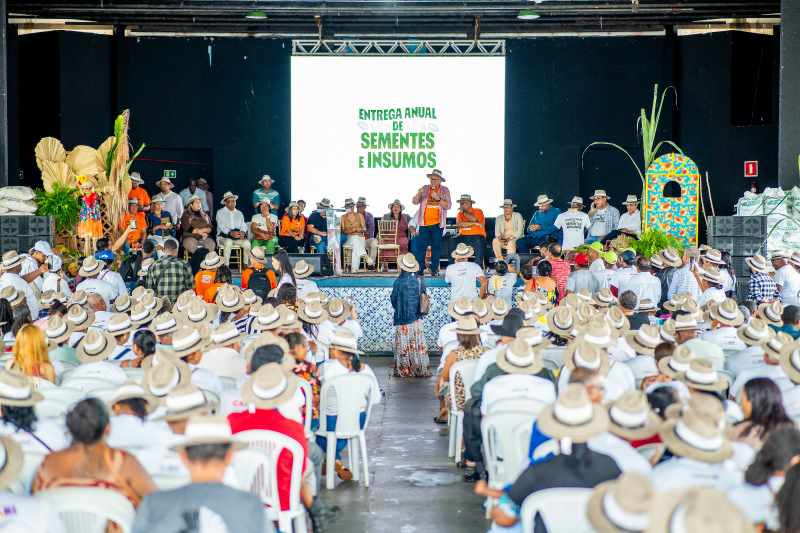 Prefeitura de Camaçari entrega 92 toneladas de sementes e insumos para produtores rurais