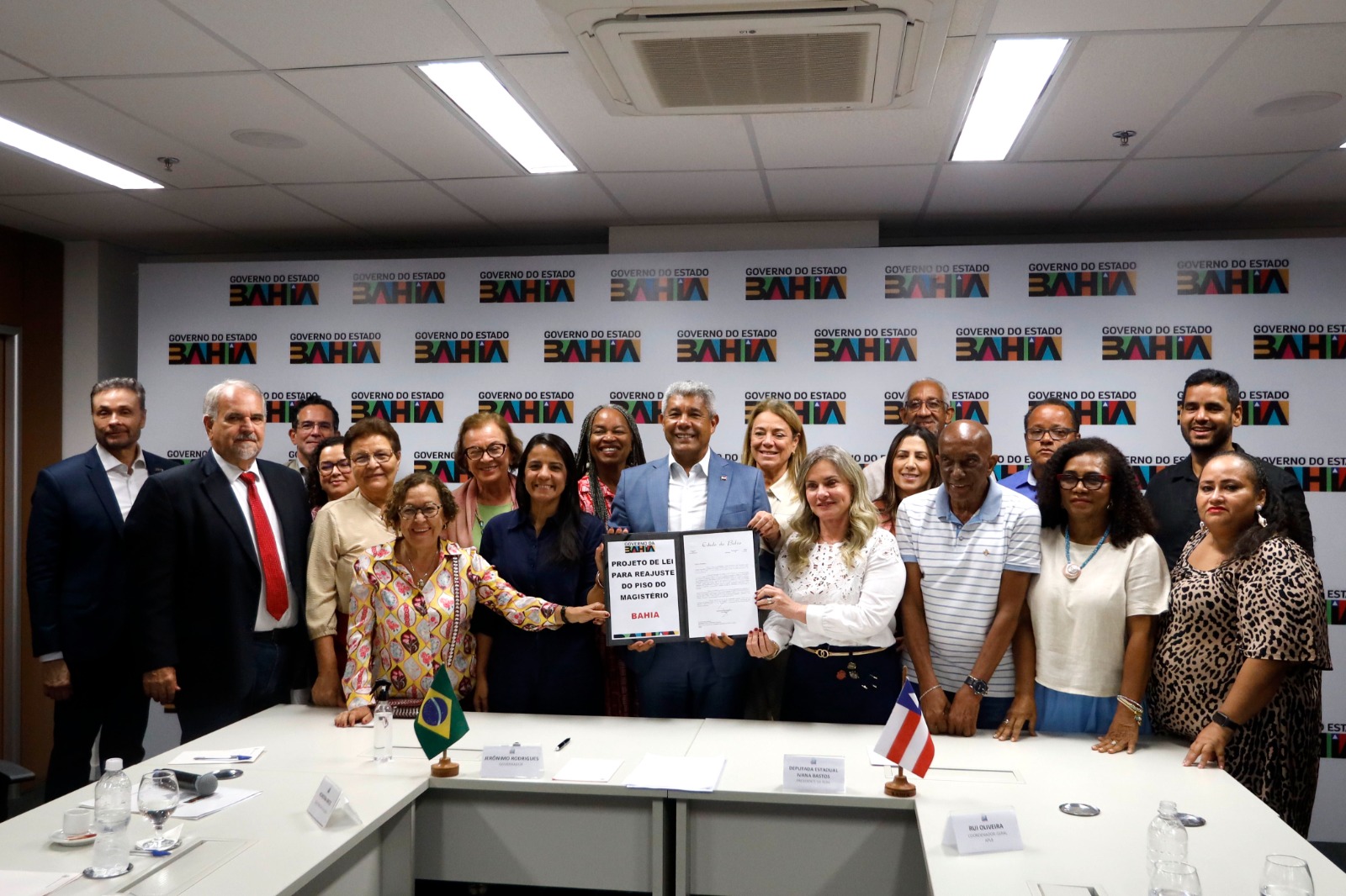 Jerônimo encaminha à Alba projeto de lei que garante piso do magistério acima do nacional