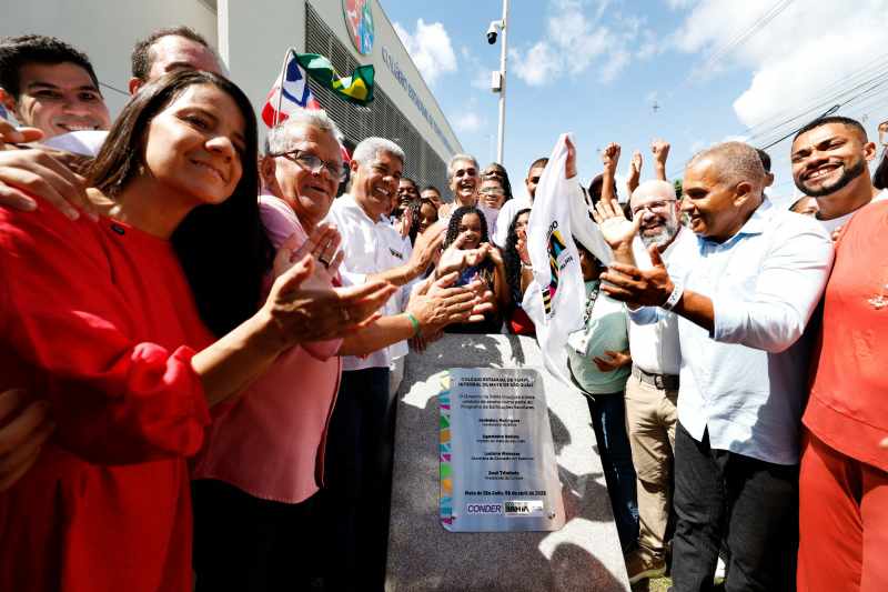 Jerônimo inaugura escola de tempo integral e autoriza pacote de obras para Mata de São João