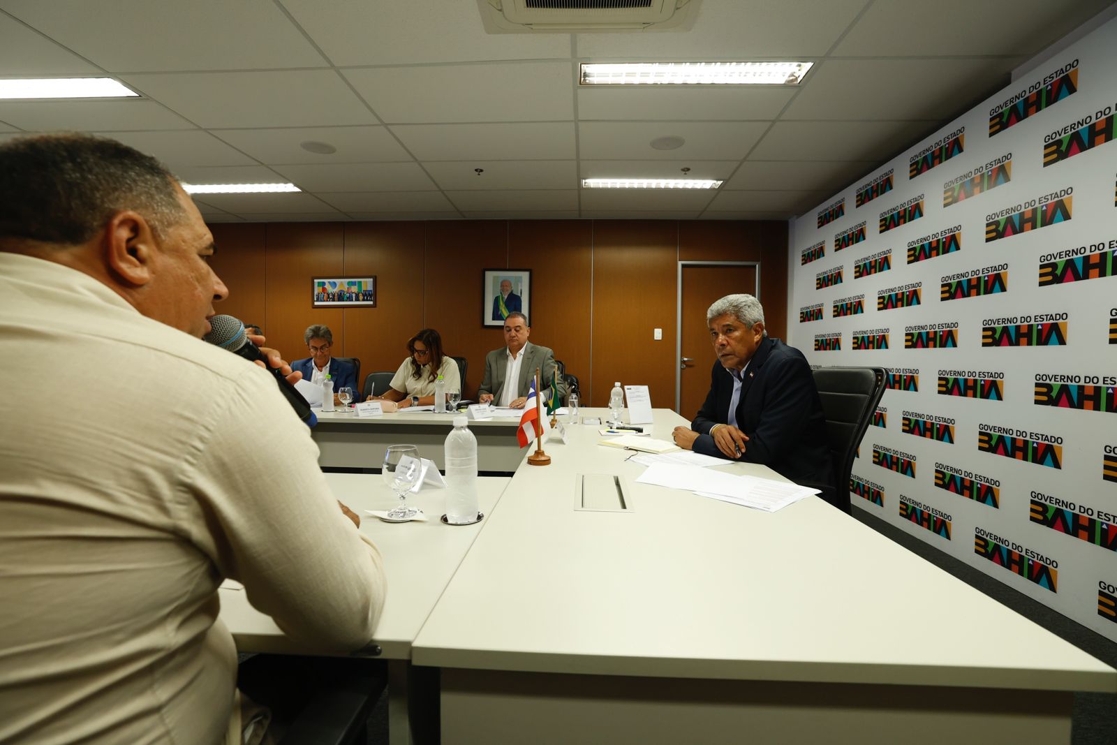 Governo entrega ambulância, veículo administrativo e equipamentos para Canudos