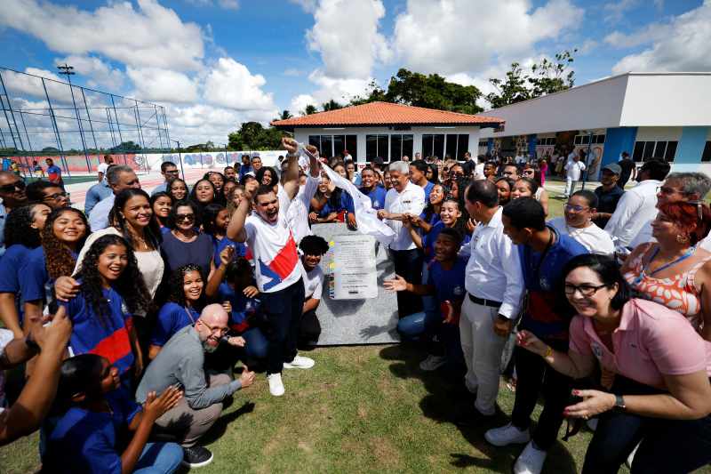 Governo entrega escola modernizada e anuncia pacote de obras em Conde