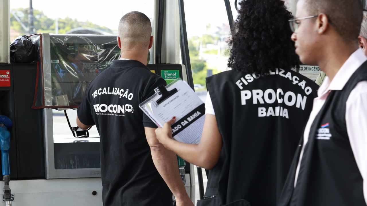 Procon notifica 111 postos de combustíveis e distribuidoras durante operações de fiscalização na Bahia