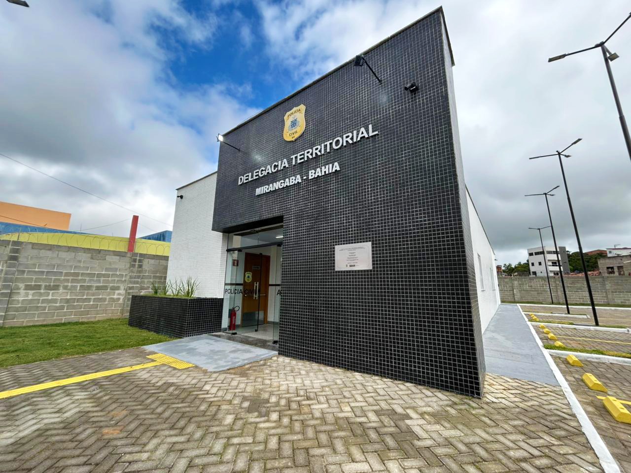 Governo da Bahia realiza entregas simultâneas em Mirangaba e Salvador