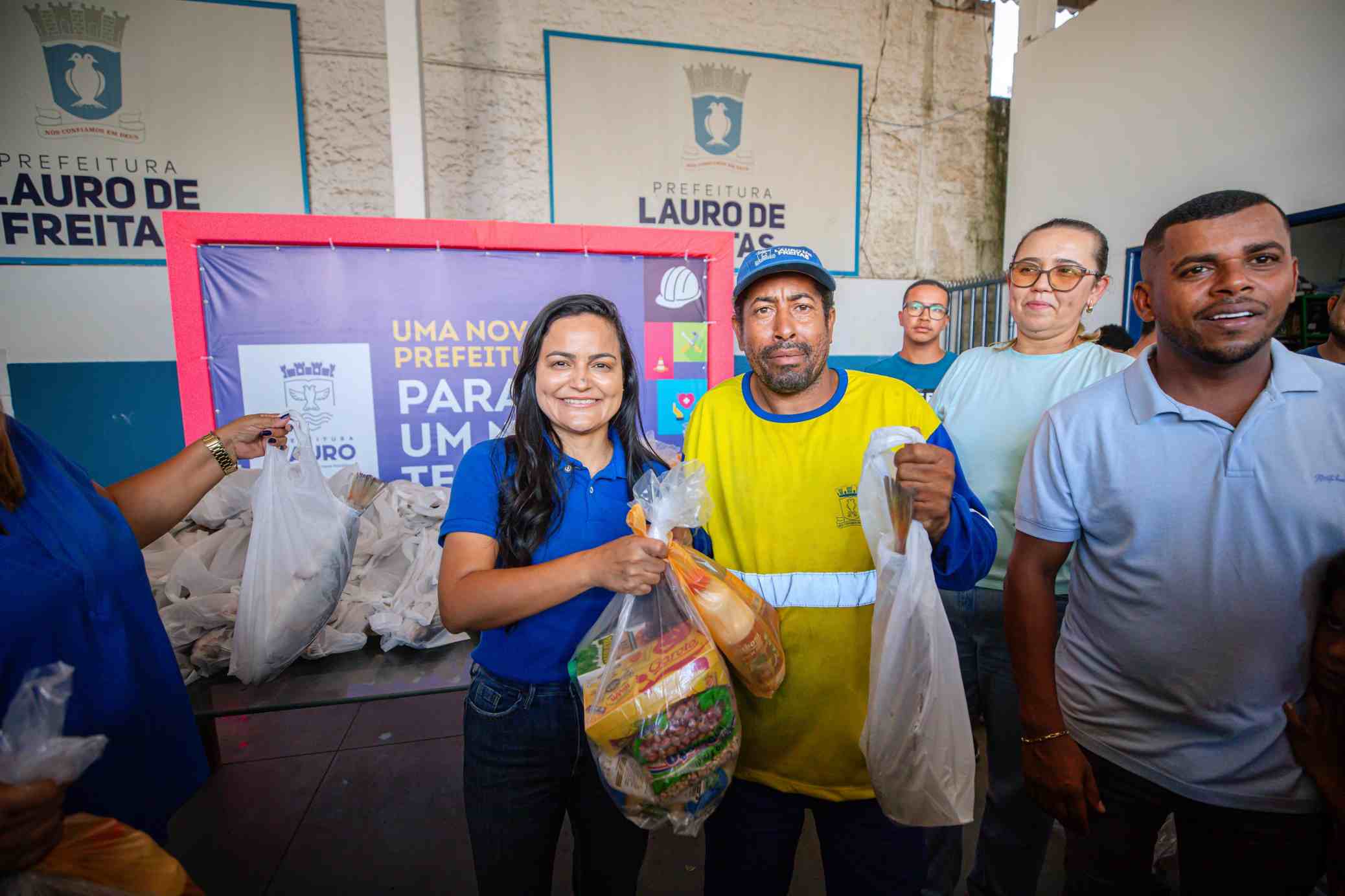 Prefeitura de Lauro de Freitas realiza entrega da Cesta Santa para agentes de limpeza nesta quarta