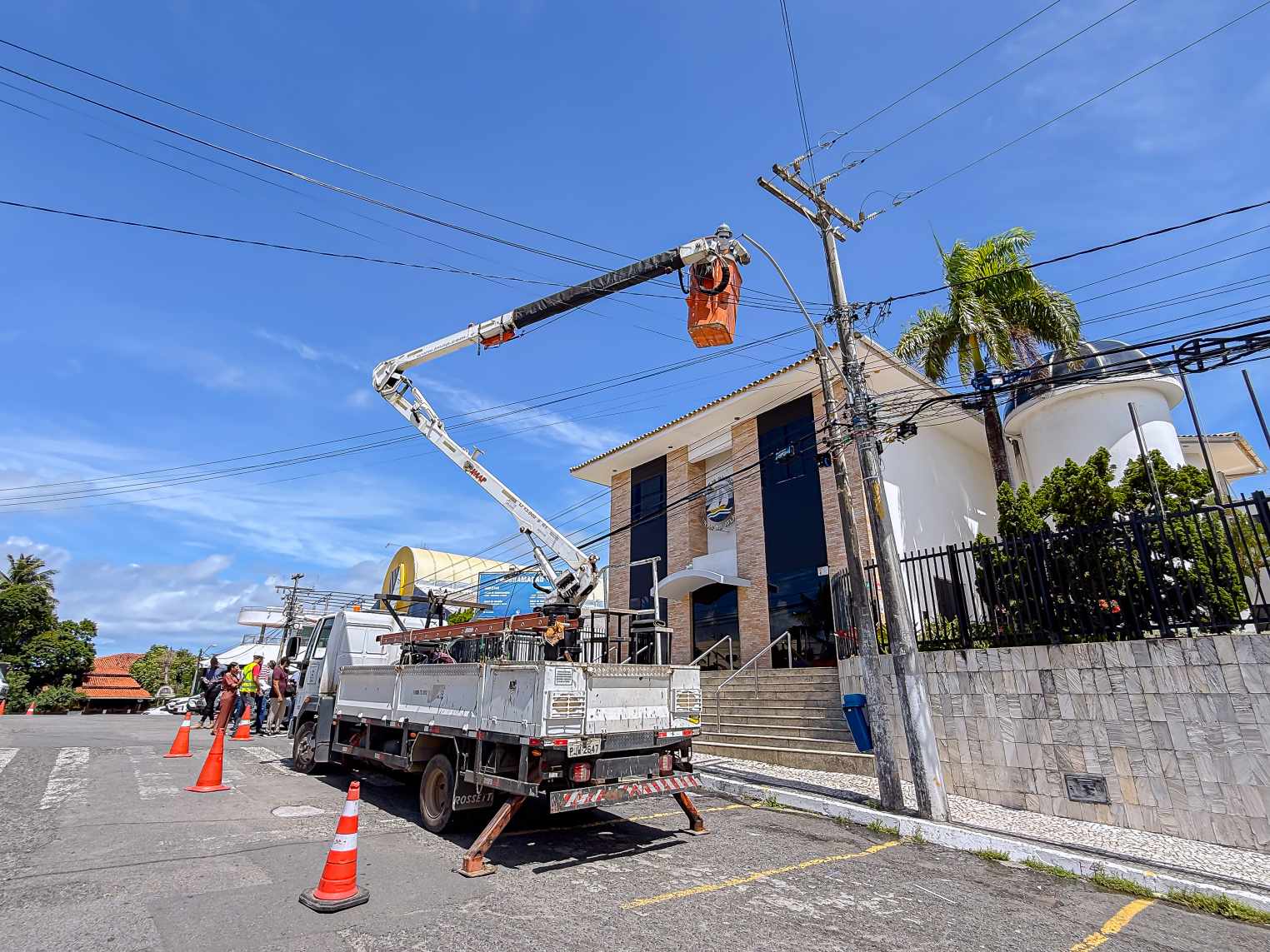 Lauro: Programa Banho de Luz amplia a iluminação em Miragem, Buraquinho e Vilas do Atlântico