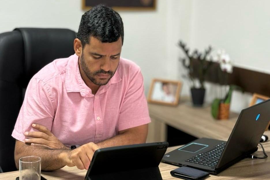 “Um país não pode ser construído sobre o esgotamento do seu povo”, diz Tássio Brito sobre escala 6×1