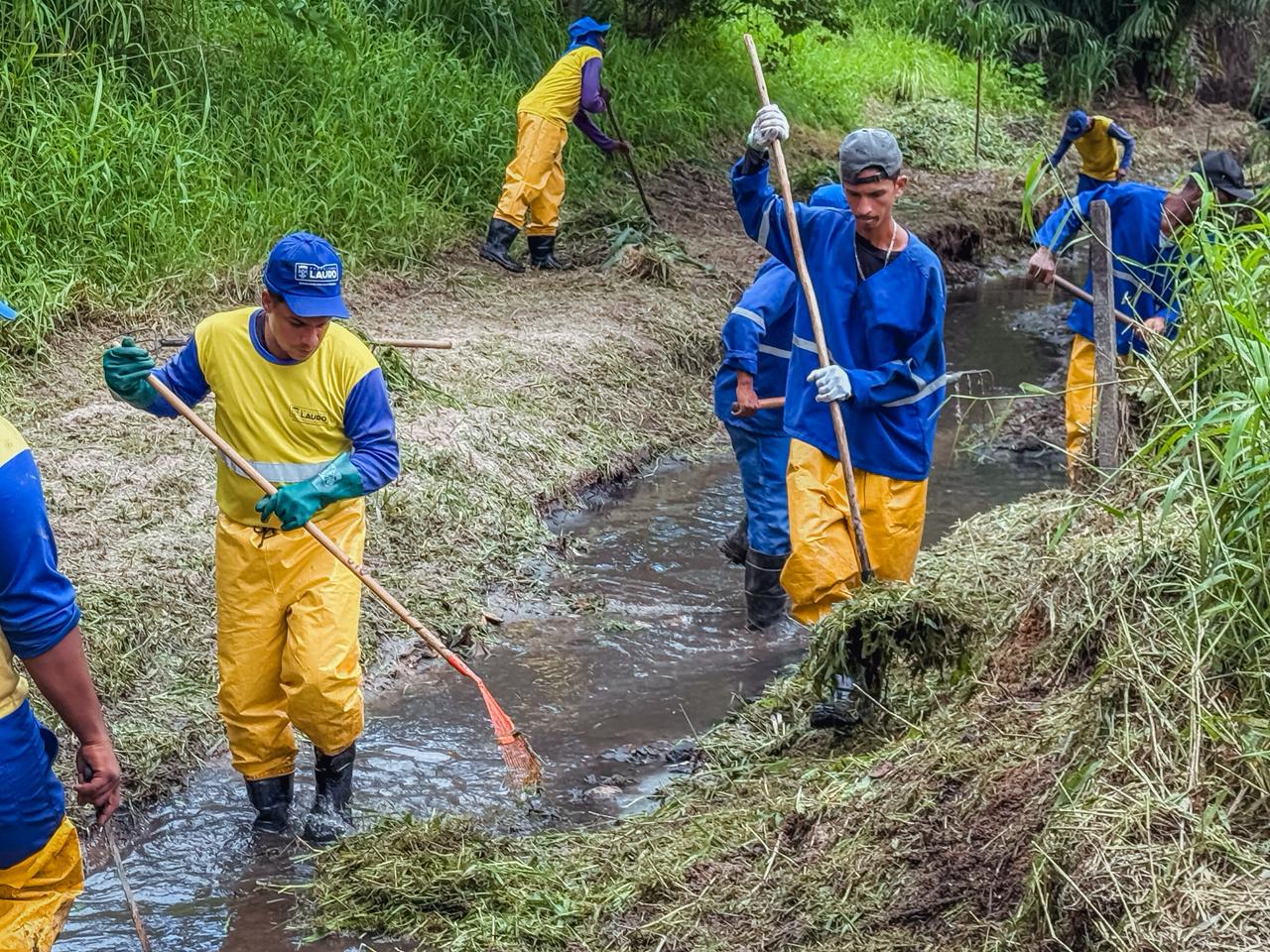 Prefeitura de Lauro realiza limpeza de canal em Buraquinho