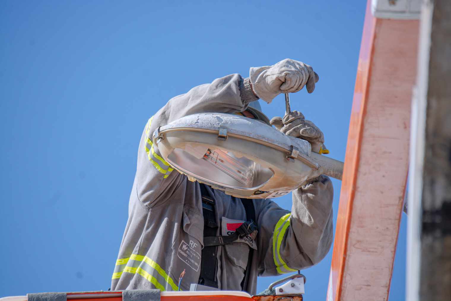 Lauro: Cerca de 600 luminárias já foram instaladas em Miragem, Buraquinho e Vilas pelo Programa Banho de Luz