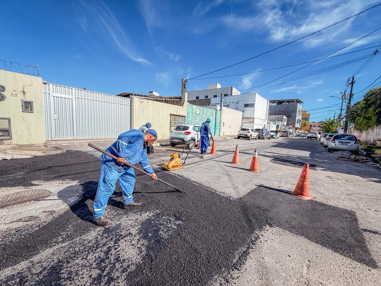 Lauro: Operação Buraco Zero intensifica a recuperação da malha viária em ruas do Centro e Areia Branca