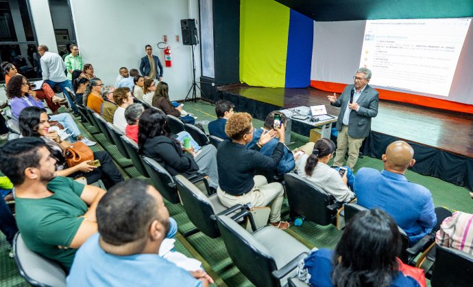 Caetano dialoga com comerciantes sobre ordenamento do trânsito no Centro de Camaçari