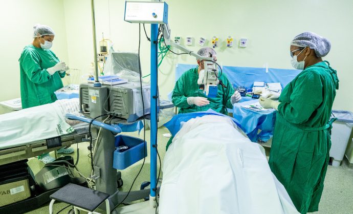 Cirurgias eletivas de catarata beneficiam 110 pacientes em Camaçari