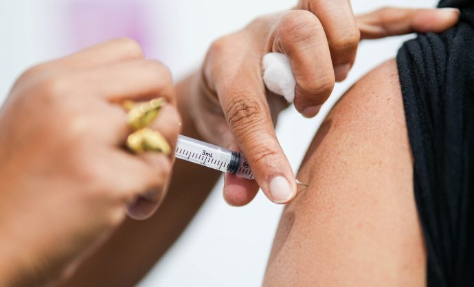 Vacinação contra a gripe segue nas USFs e UBSs de Camaçari até 30 de maio