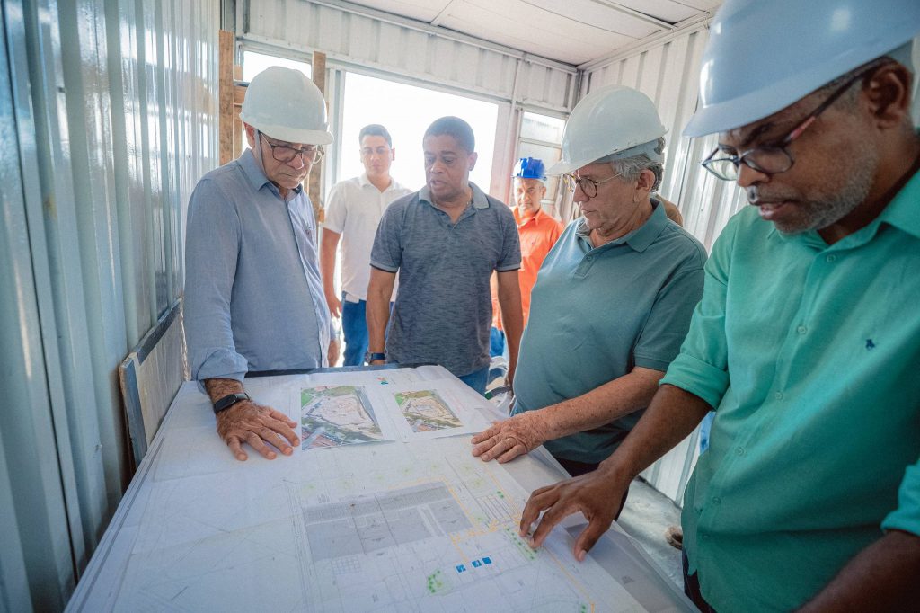 Caetano vistoria obra da UBS Porte III do Jardim Limoeiro