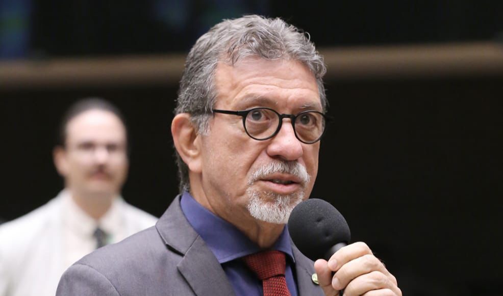 Afonso Florence questiona silêncio de ACM Neto diante do envolvimento de aliados com o Banco Master