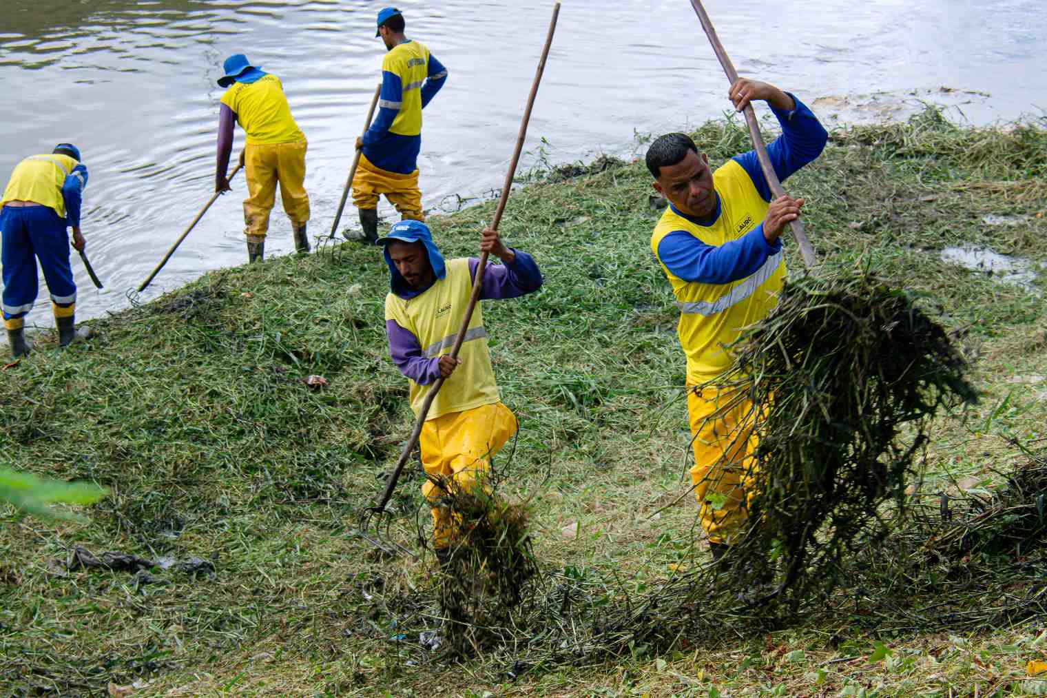 Prefeitura de Lauro realiza limpeza preventiva de canal em vias do município