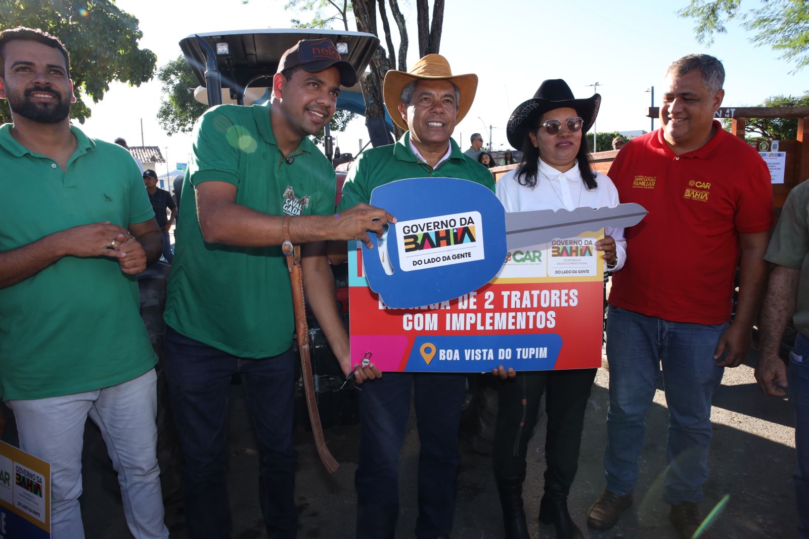 Entrega de equipamentos agrícolas fortalece o desenvolvimento rural de Boa Vista do Tupim