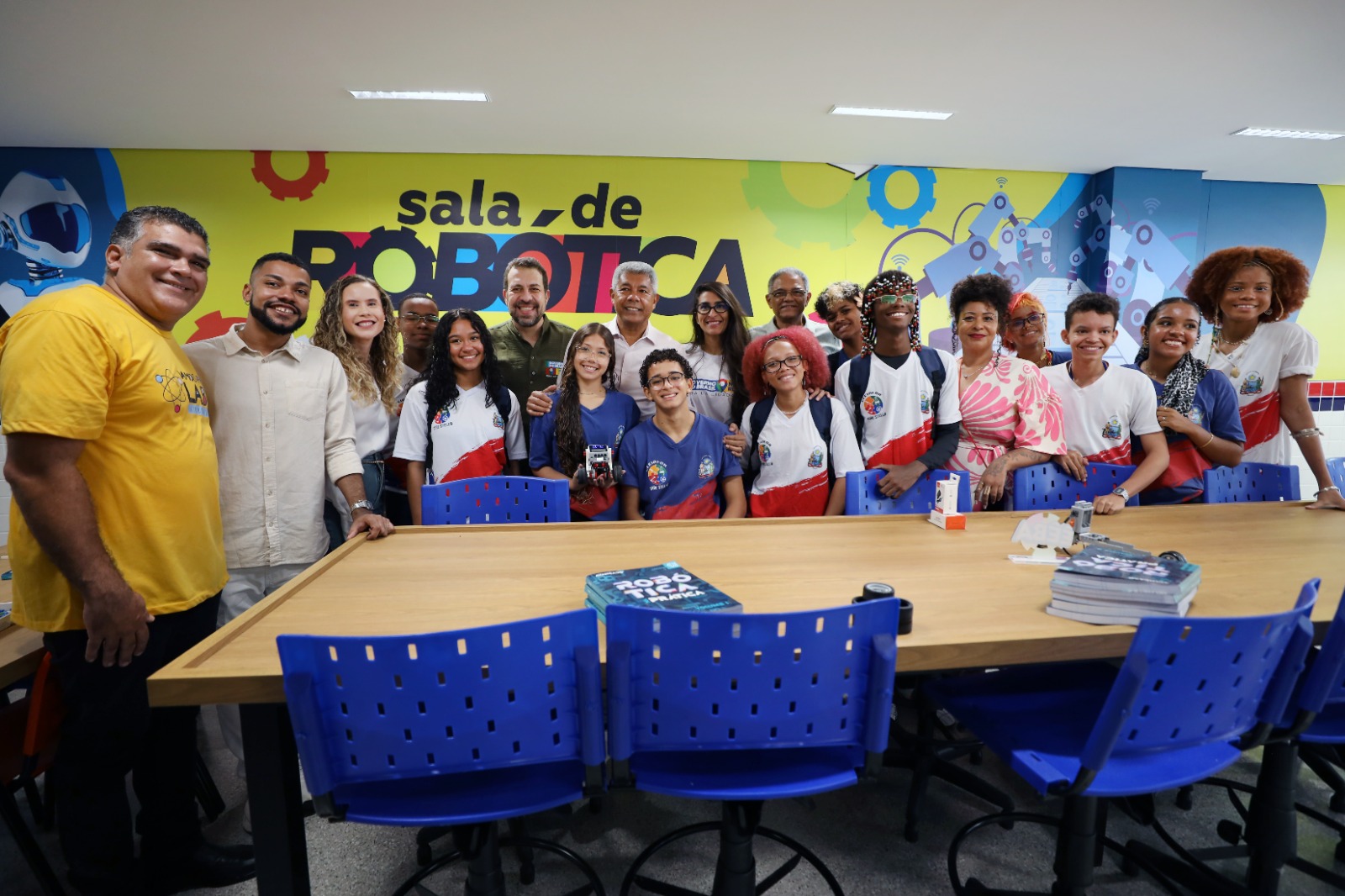 Em Salvador, Jerônimo e Boulos visitam escola estadual de referência em tempo integral