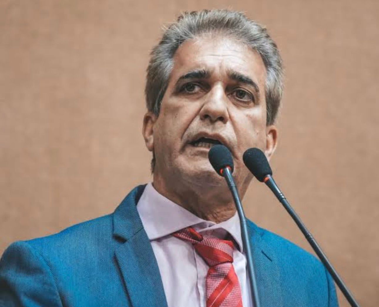 Robinson diz que ACM Neto precisa explicar “batom do Master na cueca”