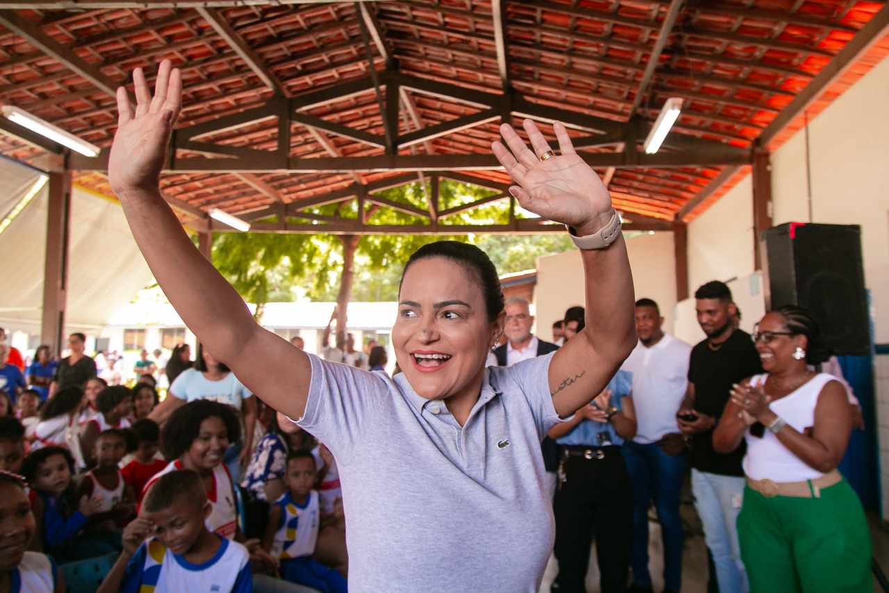 Débora anuncia reajuste para professores e novo fardamento e destaca transformação na educação de Lauro