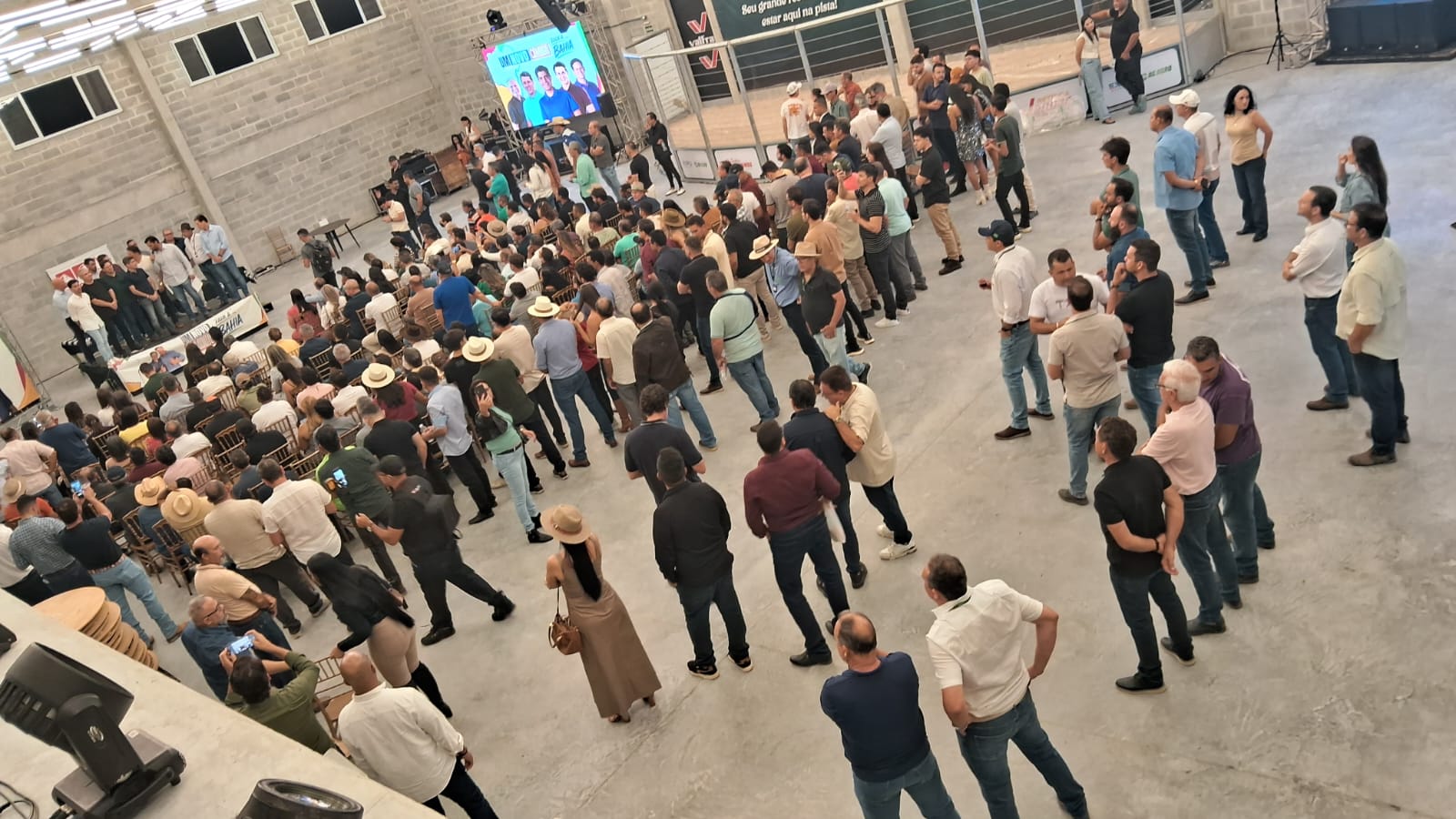 Com evento esvaziado de prefeitos, ACM Neto leva gestores de outras regiões para Guanambi