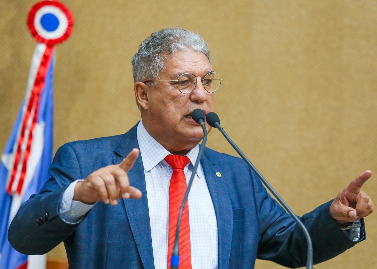 Rosemberg questiona ACM Neto após derretimento de Flávio Bolsonaro