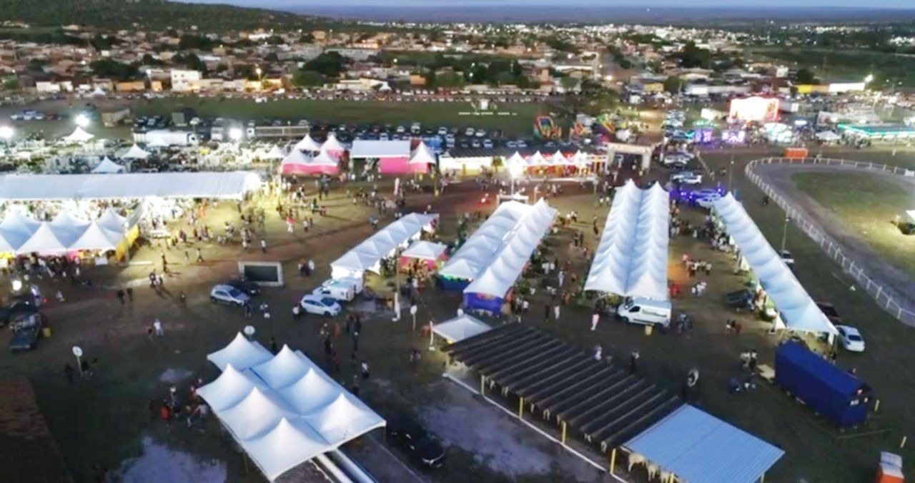 Feira Agropecuária de Morro do Chapéu começa nesta sexta com vaquejada, Thiago Aquino e Simone Morena